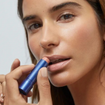 Nivea Caring Beauty Балсам за устни и скули SPF30 Nude 4,8 гр